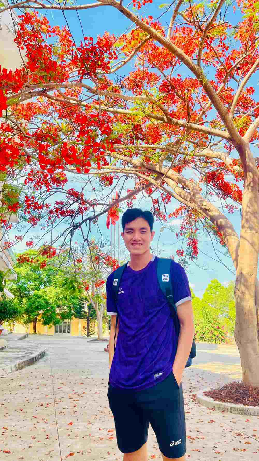 Bích Tuyền với hình ảnh đời thường. Cô thường phối áo thun với quần đùi khá “nam tính“. Sau khi cắt tóc ngắn, hình ảnh của Bích Tuyền dù trên sân hay ngoài đời càng trở nên mạnh mẽ hơn. Ảnh: Facebook nhân vật.