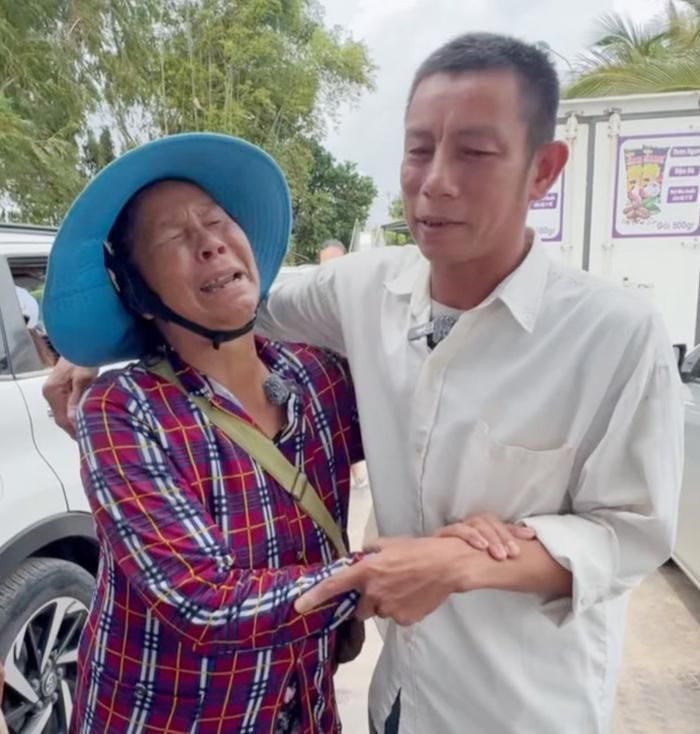 Khoảnh khắc vỡ òa - anh Yên òa khóc trong vòng tay mẹ sau 29 năm xa cách.