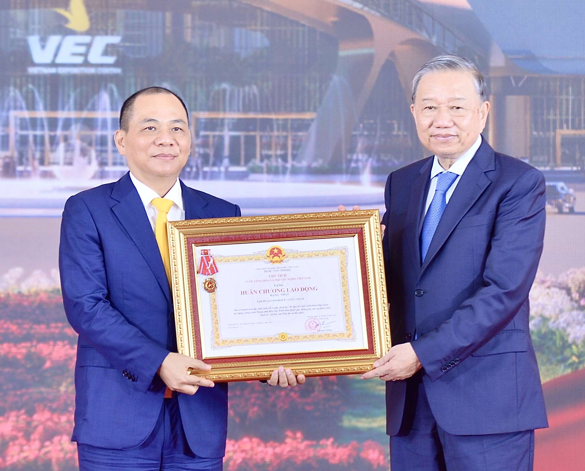 Tập đoàn Vingroup được trao tặng Huân chương Lao động hạng nhất - Ảnh 1.
