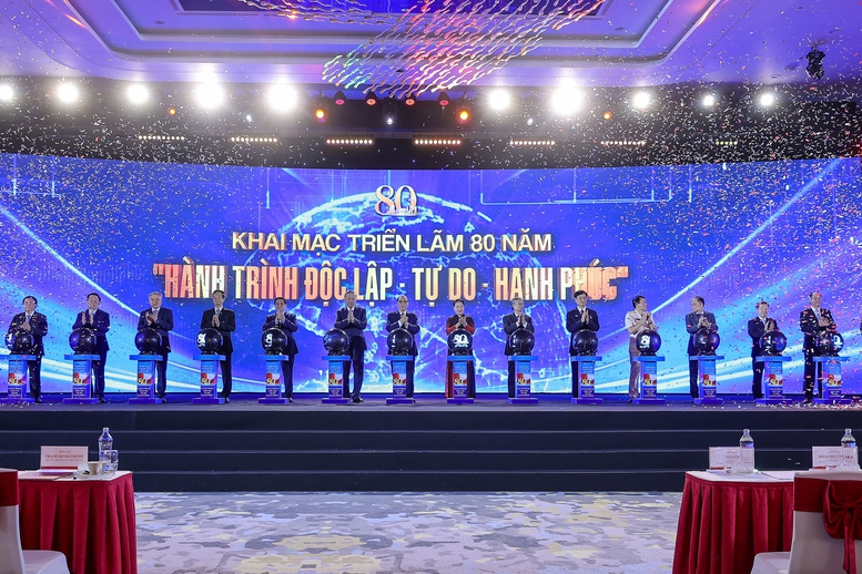 Thủ tướng biểu dương Vingroup: "Vượt nắng, thắng mưa, không thua gió bão" để hoàn thành top 10 trung tâm triển lãm lớn nhất thế giới- Ảnh 2.