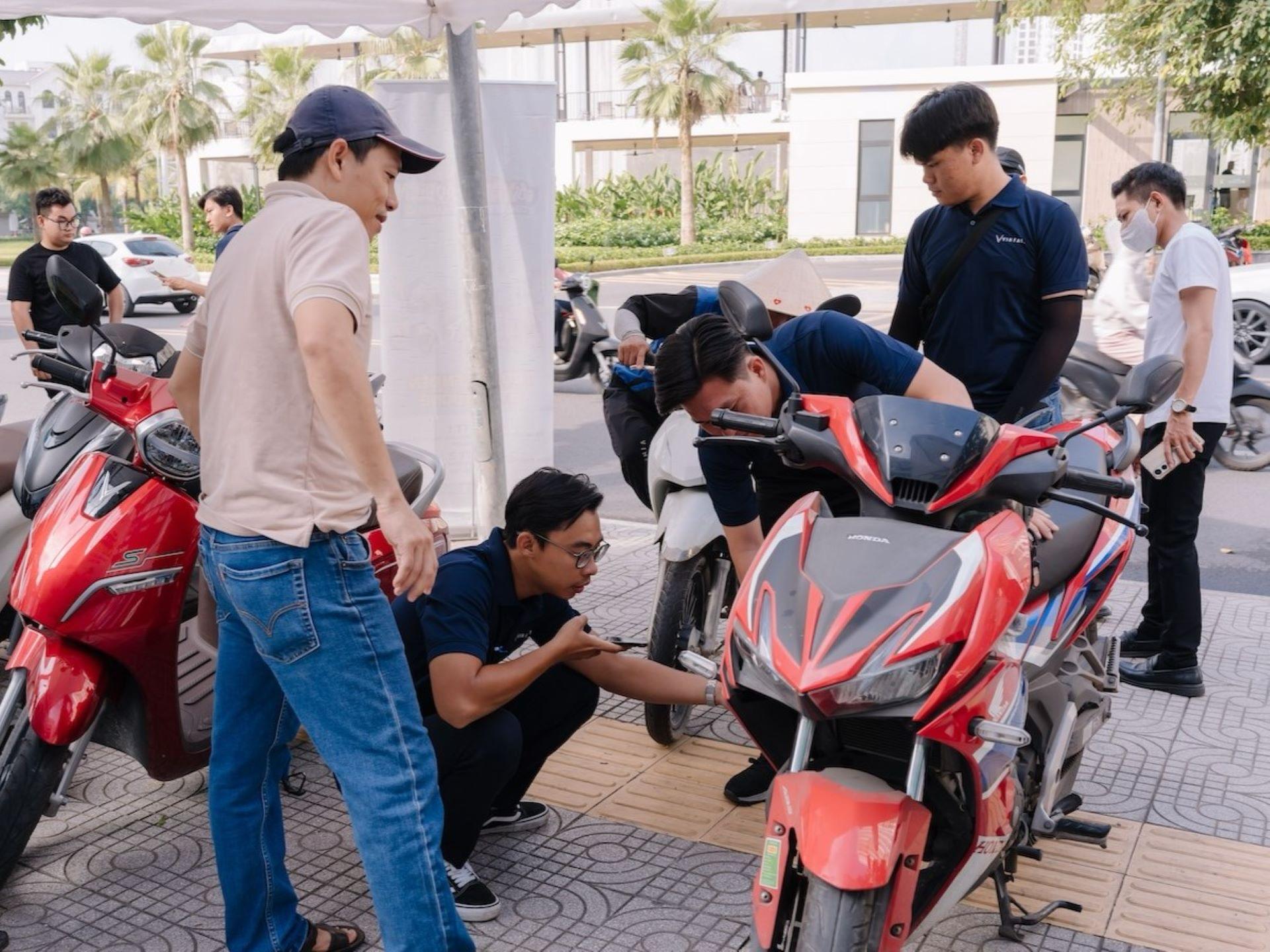 “Đổi xăng lấy điện” sôi động ở 3 miền: Cả nhà rủ nhau lên đời xe điện - Ảnh 2.