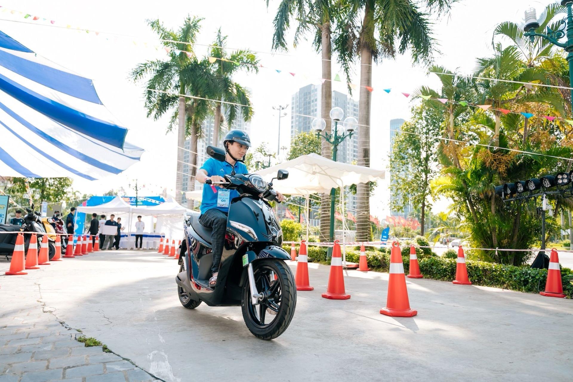 “Đổi xăng lấy điện” sôi động ở 3 miền: Cả nhà rủ nhau lên đời xe điện - Ảnh 4.