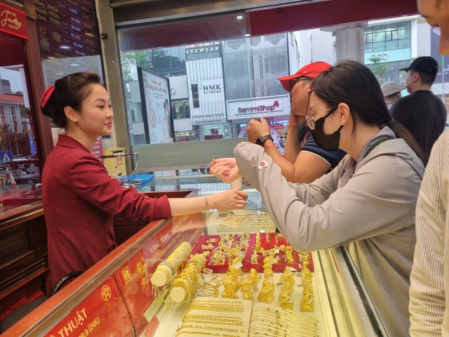 Giá vàng hôm nay 3.8.2025: Tăng 2,4 triệu đồng nhưng người mua chỉ lời 400.000 đồng- Ảnh 1.