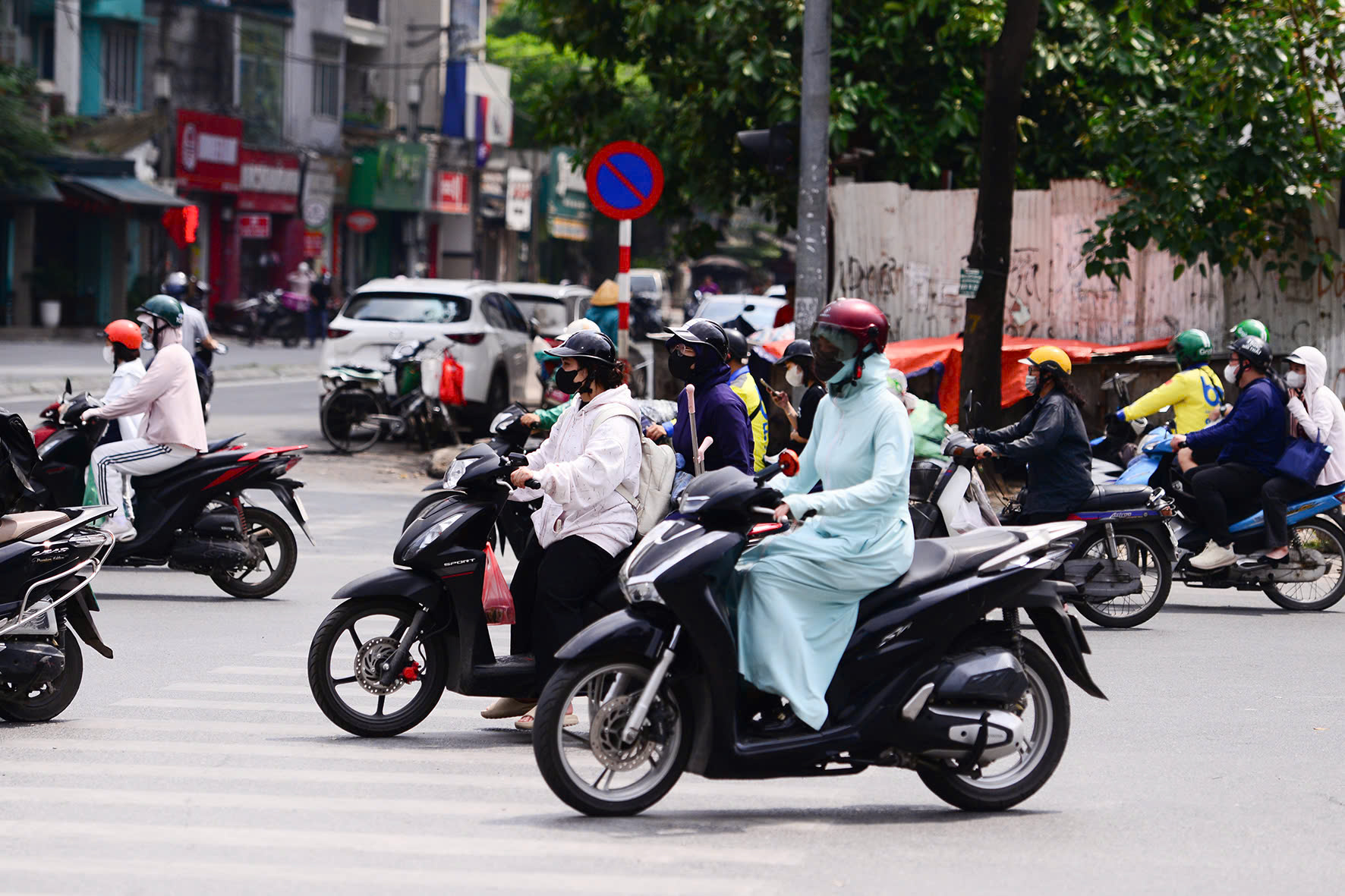 Hà Nội là tâm điểm nắng nóng, nhiều điểm đo ghi nhận mức nhiệt cao- Ảnh 2.