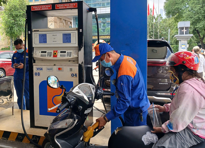 Khách sạn đổ xăng E10 tại cửa hàng đổ trên đường Nguyễn Thị Minh Khai (TP HCM). Ảnh: Thị Hà