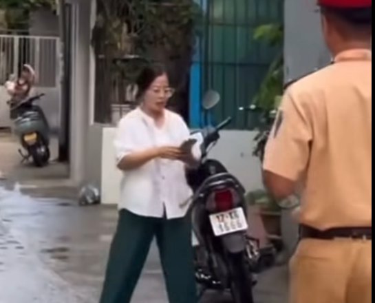 Có thể là hình ảnh về 3 người và xe scooter