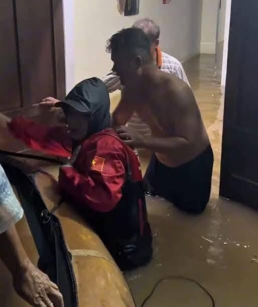 Có thể là hình ảnh về 1 người