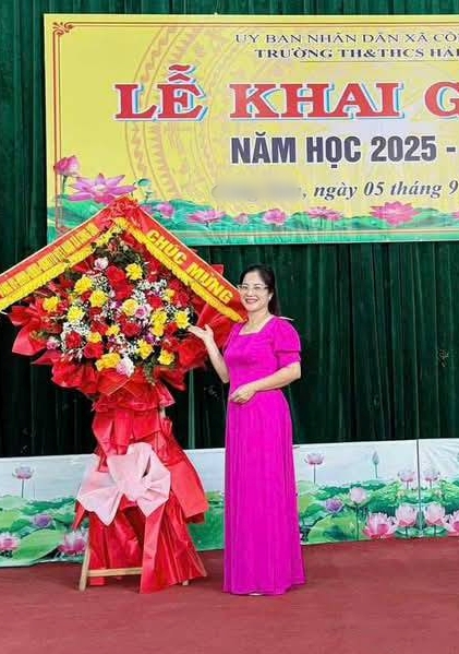 Có thể là hình ảnh về 1 người, hoa và văn bản cho biết 'UY BAN NHÂN DÃN BANNHANDANIXAC XACO TH& TH&TИC THCS HA G LỄ KHAI NĂM Hoc 2025- ngày 05 tháng 9 CHÚC CHUC MUNG'