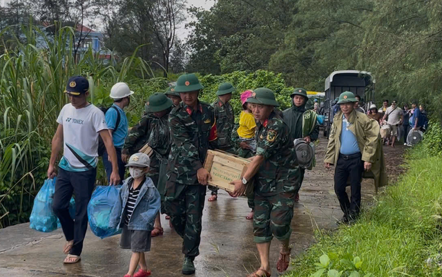 Bão số 10 đi chậm lại, càng nguy hiểm hơn: Đã có 1 người chết, 4 người mất tích- Ảnh 6.