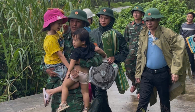 Bão số 10 đi chậm lại, càng nguy hiểm hơn: Đã có 1 người chết, 4 người mất tích- Ảnh 7.