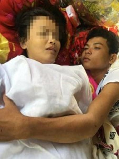 chang trai om thi the vo