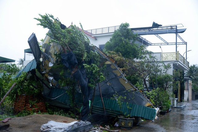 Thiệt hại nặng nề do bão số 10 Bualoi: Đã ghi nhận nhiều thương vong, mặc dù suy yếu nhưng hoàn lưu còn rất mạnh- Ảnh 10.