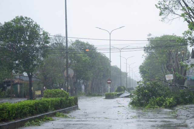 Thiệt hại nặng nề do bão số 10 Bualoi: Đã ghi nhận nhiều thương vong, mặc dù suy yếu nhưng hoàn lưu còn rất mạnh- Ảnh 11.