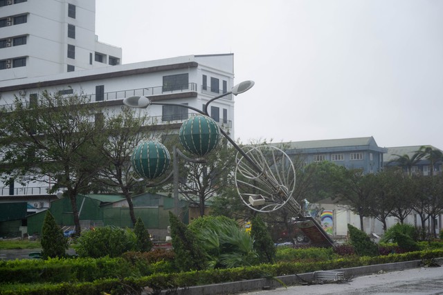 Thiệt hại nặng nề do bão số 10 Bualoi: Đã ghi nhận nhiều thương vong, mặc dù suy yếu nhưng hoàn lưu còn rất mạnh- Ảnh 14.