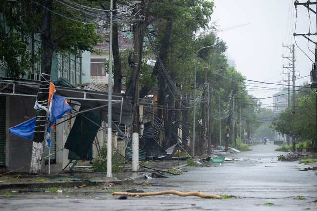 Thiệt hại nặng nề do bão số 10 Bualoi: Đã ghi nhận nhiều thương vong, mặc dù suy yếu nhưng hoàn lưu còn rất mạnh- Ảnh 15.
