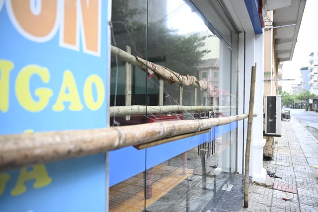 Bão số 10 đi chậm lại, càng nguy hiểm hơn: Đã có 1 người chết, 4 người mất tích- Ảnh 16.