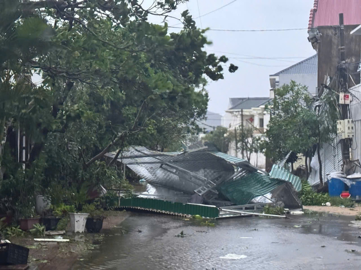 Thiệt hại nặng nề do bão số 10 Bualoi: Đã ghi nhận nhiều thương vong, mặc dù suy yếu nhưng hoàn lưu còn rất mạnh- Ảnh 16.