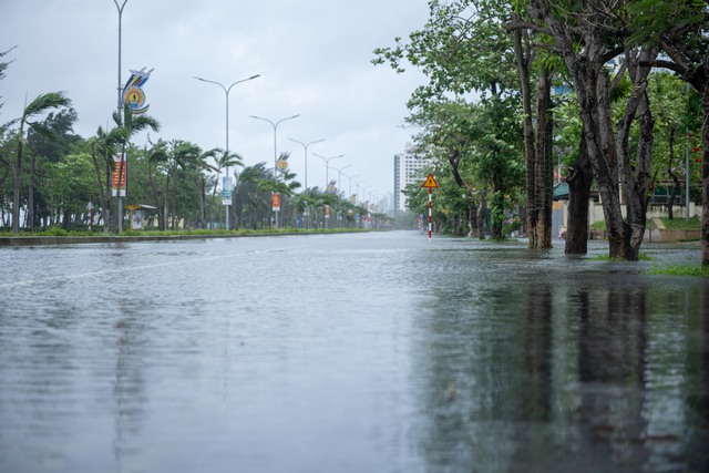 Bão số 10 đi chậm lại, càng nguy hiểm hơn: Đã có 1 người chết, 4 người mất tích- Ảnh 21.