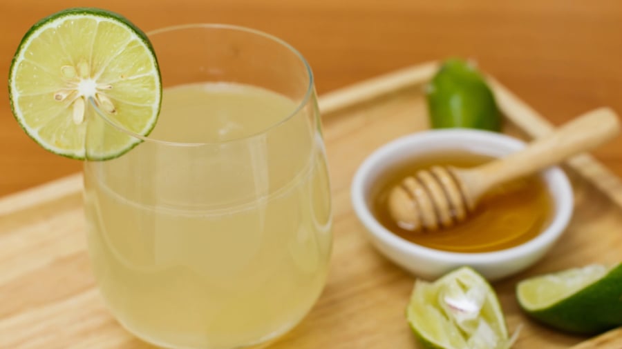 Uống một ly nước chanh ấm vào buổi sáng mang lại nhiều lợi ích cho sức khỏe.