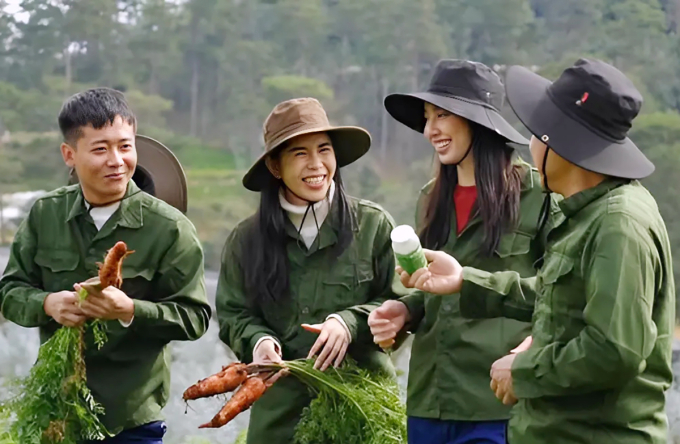 Hoa hậu Thùy Tiên, Hằng Du Mục, Quang Linh Vlogs, trong một lần quảng cáo ở vùng nguyên liệu. Ảnh: Cắt từ video