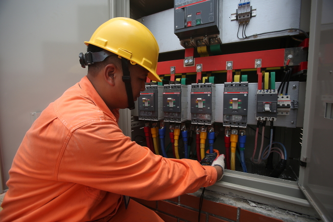 Nhân viên điện lực kiểm tra thiết bị. Ảnh: Ngọc Thạch