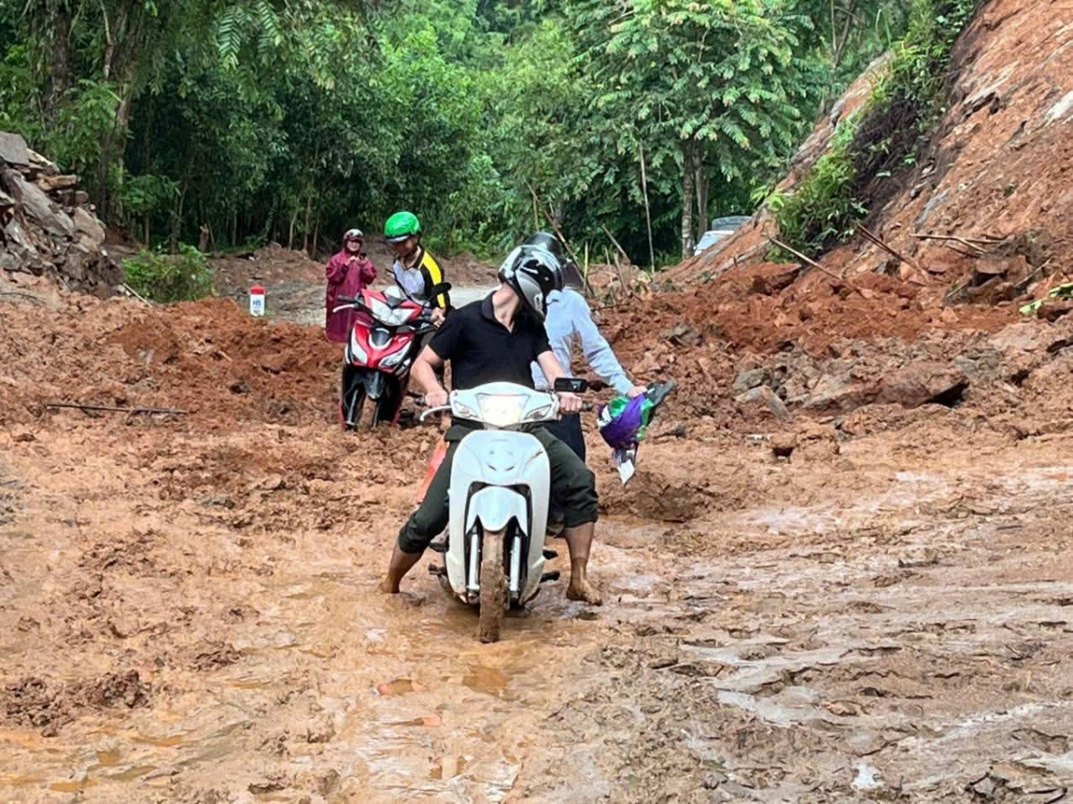 Bão số 10 đi chậm lại, càng nguy hiểm hơn: Đã có 1 người chết, 4 người mất tích- Ảnh 2.