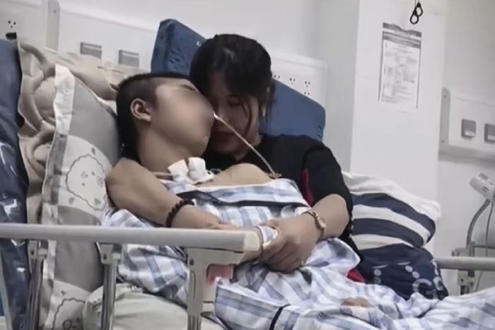 Thanh Thảo chăm sóc bạn trai bị xuất huyết não suốt 4 tháng qua. Ảnh: NVCC.