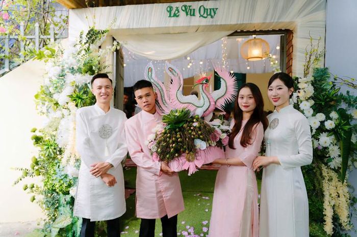 Ngoài ra, nhà trai còn đem đến nhà gái 10 tráp lễ