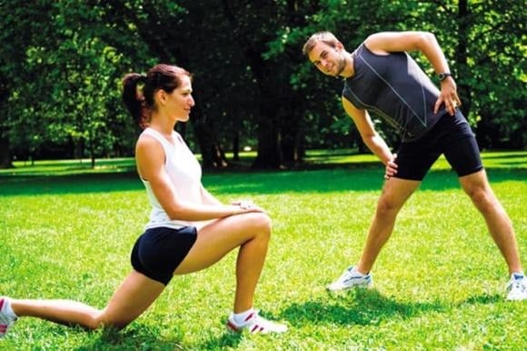 Có vẻ không liên quan, nhưng thói quen ít vận động của chồng lại ảnh hưởng lớn đến sinh hoạt của vợ, nhất là với những cặp đã cưới lâu.