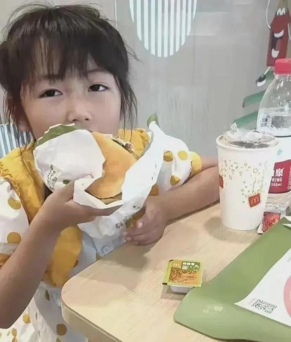 Có thể là hình ảnh về bánh burger, sandwich gà và văn bản cho biết 'M 泉 RING 550ml බත| የማውግዶኛ CAT 無'