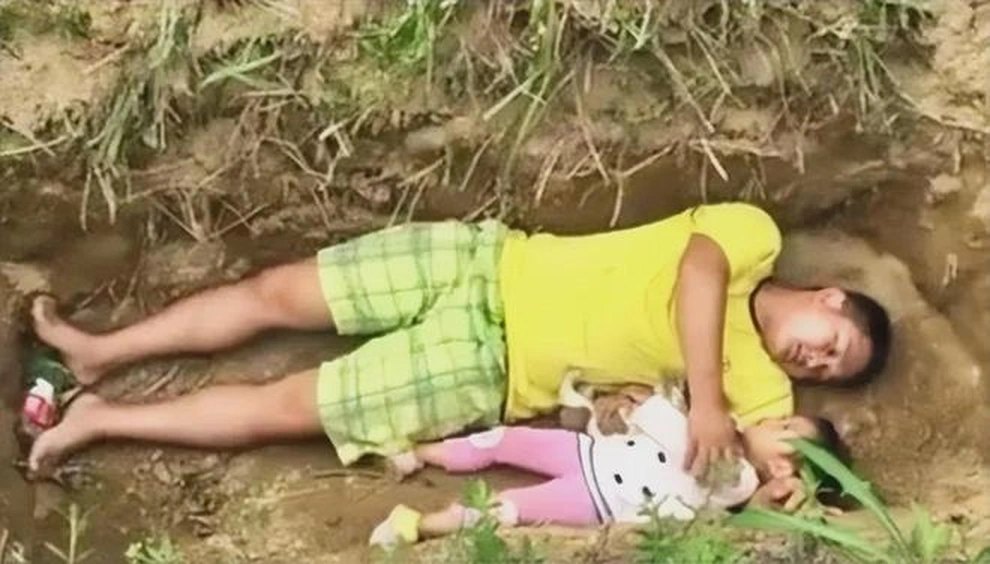 Có thể là hình ảnh về trẻ em