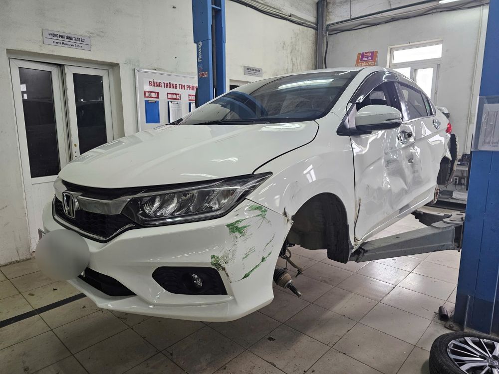 Chiếc xe con bị hư hỏng sau khi va chạm với một xe tải của đoàn cứu trợ. Ảnh: Đại lý Honda ô tô Thanh Hóa cung cấp.