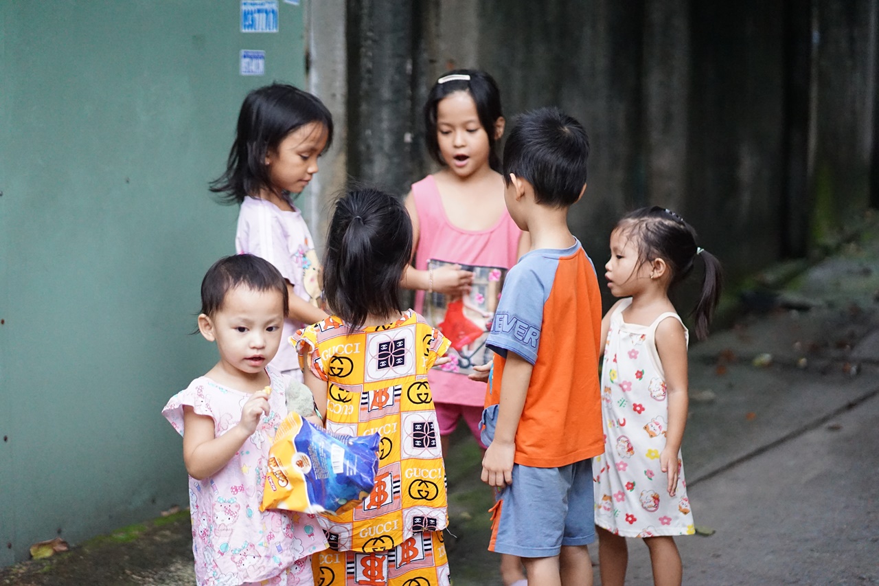 Ba đi xa, mẹ mất, ba chị em nhỏ vẫn cùng nhau đi bán vé số mưu sinh ở TP.HCM- Ảnh 6.