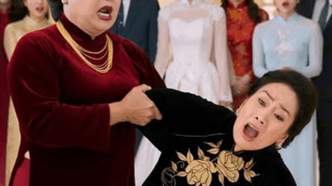 Mẹ chồng cậy là tỷ phú, công khai đẩy ngã mẹ đẻ cô dâu trước hàng trăm quan khách, 10 phút sau bà ta phải quỳ gối xin tha…