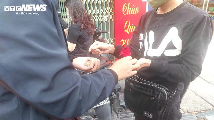 Khách vội bán vàng khi giá giảm kỷ lục, 'cò' lập tức thu mua sạch- Ảnh 1.