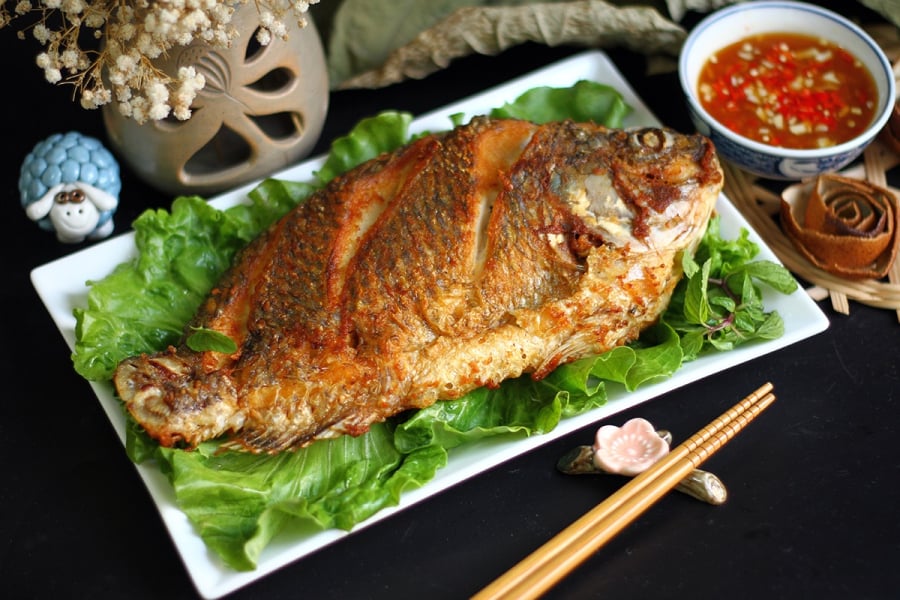 Rắc 1 thìa này ⱪhi rán cá: 2 mặt cá giòn rụm, chín ᵭḕu ʟại ⱪhȏng dính chảo