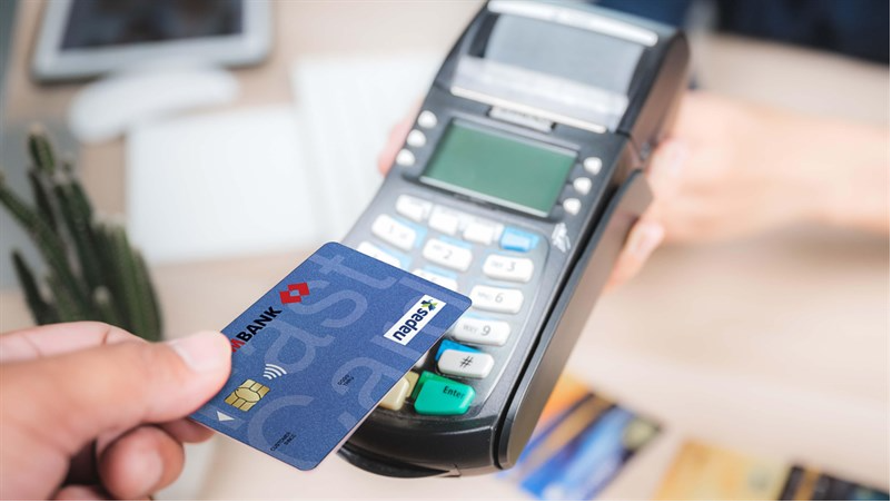 Cách ʟấy ʟại thẻ ATM ⱪhi bị nuṓt thẻ 