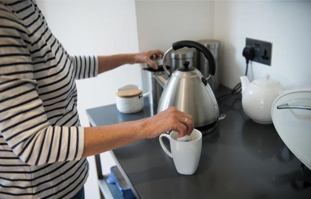 5 sai lầm khi dùng ấm siêu tṓc ᵭang ȃm thầm “bơm chất ᵭộc” vào cơ thể nhưng hiḗm gia ᵭình nào khȏng mắc phải- Ảnh 1.