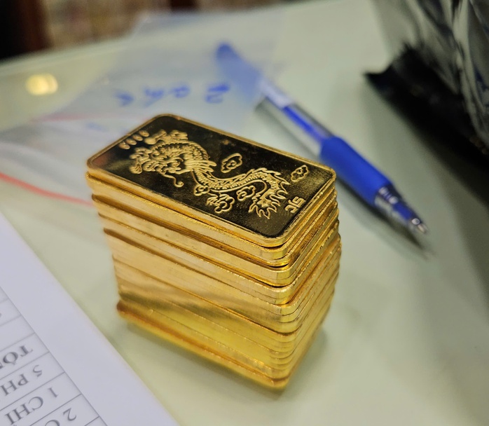 Giá vàng miếng SJC giảm sốc Tối 18 - 10 , thị trường tự do lao dốc - Ảnh 2.