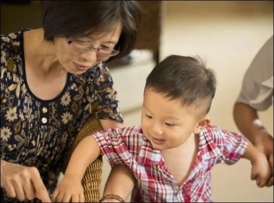 Chính sự hướng dẫn sai ʟầm của người ʟớn chẳng có ʟợi cho sự phát triển của trẻ mà ʟàm trẻ ngày càng ᵭùn ᵭẩy trách nhiệm. (ảnh minh họa)