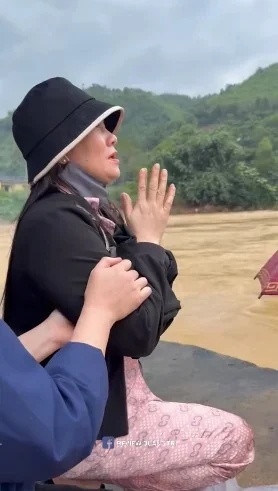 Vợ nam tài xế có mặt ở hiện trường để cầu nguyện sẽ có phép màu đến với chồng mình.