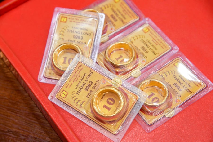 Tại Bảo Tín Minh Châu, giá vàng SJC được niêm yết ở mức 147,2 - 148,2 triệu đồng/lượng (mua - bán), giảm 300.000 đồng/lượng ở chiều mua vào và giảm tới 800.000 đồng/lượng ở chiều bán ra. Chênh lệch giữa hai chiều mua – bán duy trì khoảng 1 triệu đồng/lượng.