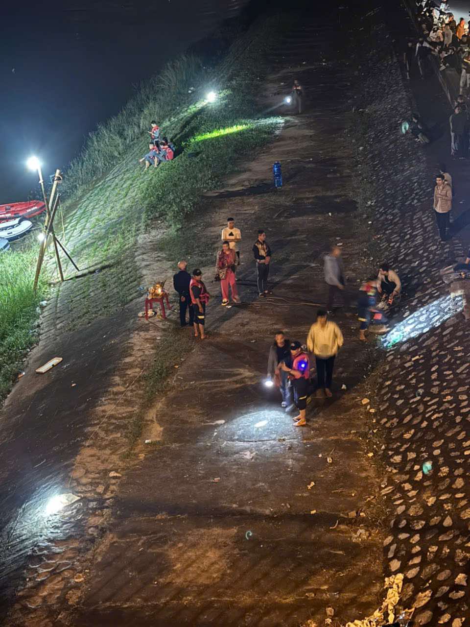 Chú rể mất tích bí ẩn đúng ngày đón dâu: Xuyên đêm tìm kiếm, các đội cứu hộ mang cano đến hỗ trợ- Ảnh 4.