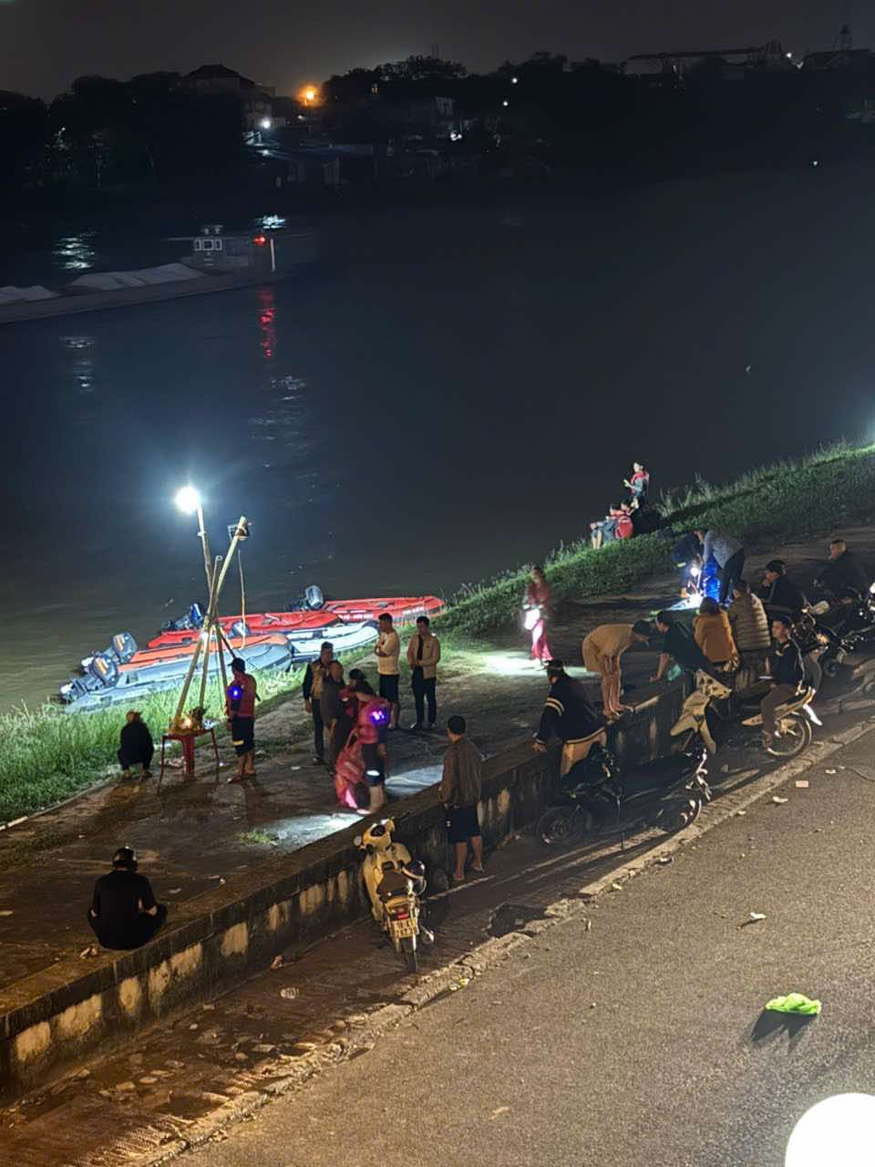 Chú rể mất tích bí ẩn đúng ngày đón dâu: Xuyên đêm tìm kiếm, các đội cứu hộ mang cano đến hỗ trợ- Ảnh 5.