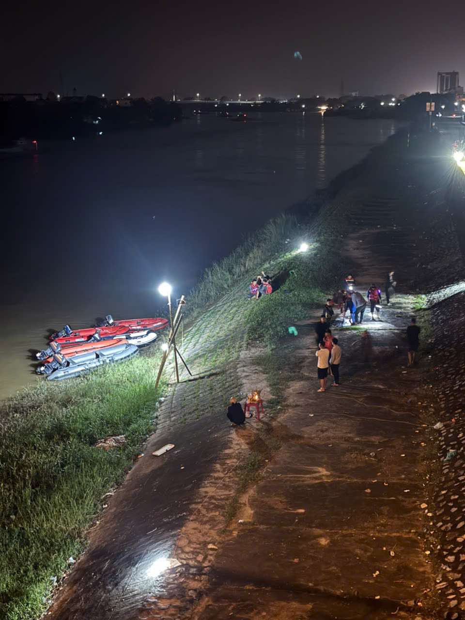 Chú rể mất tích bí ẩn đúng ngày đón dâu: Xuyên đêm tìm kiếm, các đội cứu hộ mang cano đến hỗ trợ- Ảnh 6.
