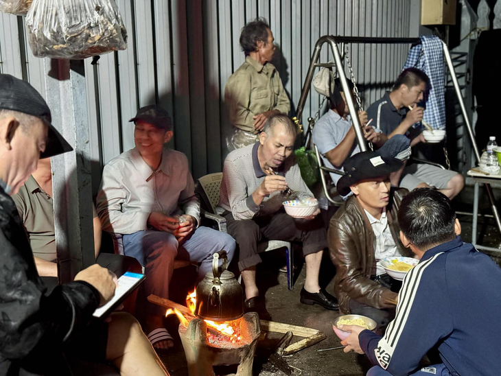 Lũ lụt miền Trung: ít nhất 50 người chết, mất tích; Tiếp tục cứu hộ trong đêm - Ảnh 6.