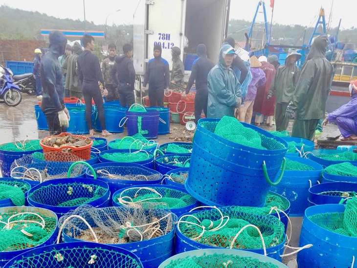 Lũ lụt miền Trung: ít nhất 50 người chết, mất tích; Tiếp tục cứu hộ trong đêm - Ảnh 12.