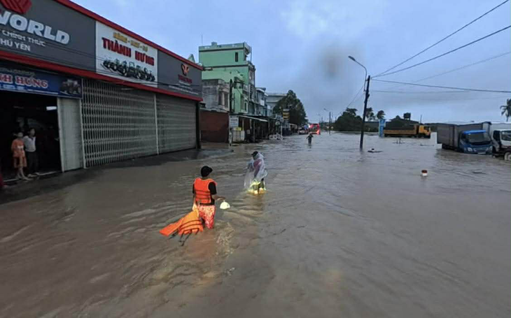 Lũ lụt miền Trung: ít nhất 50 người chết, mất tích; Tiếp tục cứu hộ trong đêm - Ảnh 2.