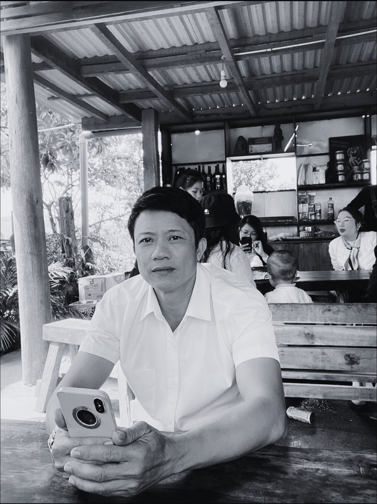 Có thể là hình ảnh đen trắng về một hoặc nhiều người và mọi người đang cười