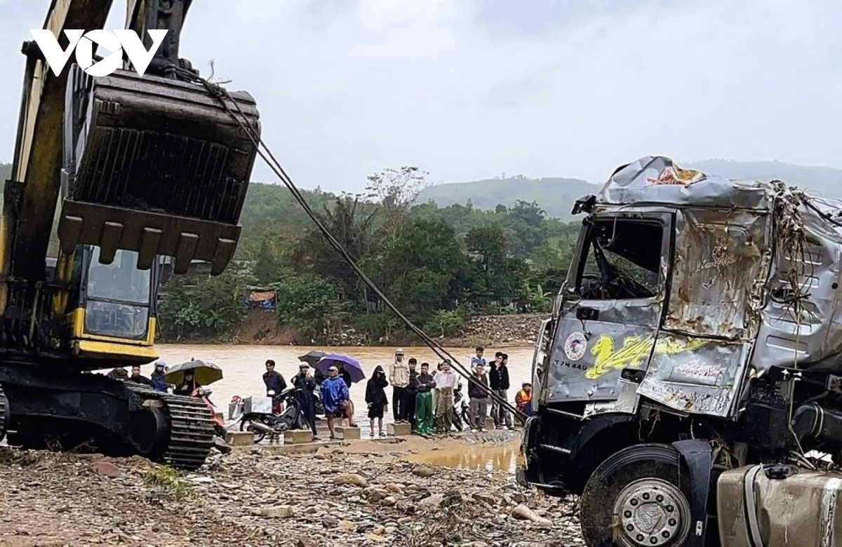 truc vot xe dau keo, phat hien tu trang cua tai xe bi lu cuon troi o quang tri hinh anh 1